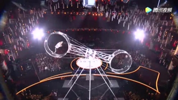 美国牛人展示高空滑轮绝活，就连评委都不敢直视，网友：滑稽天才