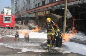 消防员灭火徒手抱出四个燃烧煤气罐 火舌熊熊