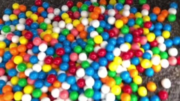 趣味游戏：外国牛人将糖果倒在地上，然后使用小汽车碾压片段A