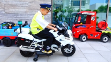 萌娃小可爱的玩具车店的生意可真红火呀！小家伙可真是个做生意的天才，萌娃：收工啦！