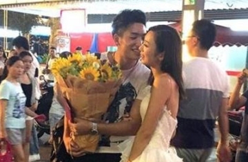 90后美女骑哈雷拿房产证 街头上演浪漫求婚