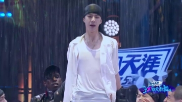 这就是街舞：王一博带队玩水，脚腕受伤还做高难度动作，太厉害