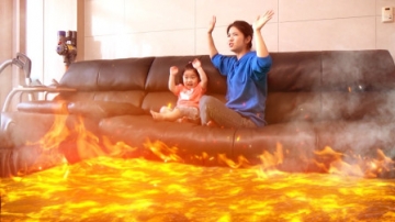 萌娃益智亲子游戏：萌宝小萝莉的家怎么突然着火了？可是啵乐乐和消防车能帮大忙吗？