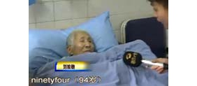 【拍客】实拍湖南94岁老太脑梗入院 苏醒后只会说英文