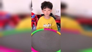 童年趣事：萌娃的棒棒糖真多呀