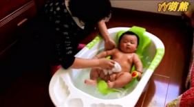 四个月大宝宝洗澡好开森哦，超萌超可爱的