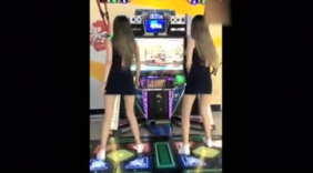 双胞胎美女舞蹈机上跳舞默契十足