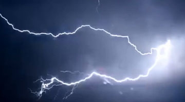 加拿大惊见密集雷暴 电闪雷鸣如同科幻片