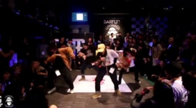 美女刚迈出第一步场下就沸腾了，这舞蹈跳出来太帅了