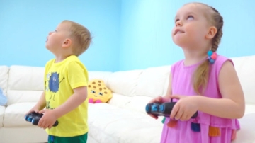 萌娃小可爱们的遥控玩具可真是有趣呢！两个小家伙玩得可开心了！—萌娃：简直太酷啦！