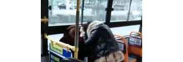 【拍客】实拍唐山红衣女公交上踹打大妈 劝架男也遭殴打