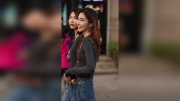 街拍走路如风的双胞胎姐妹，现在的双胞胎身材都这么棒，你喜欢哪