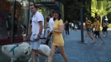 街拍美女，穿紧身黄色连衣裙的外国女子，拥有中年男人都喜欢的身材