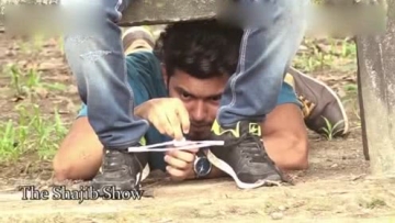 恶搞：老外恶搞公园路人“系鞋带”、令人窒息的操作