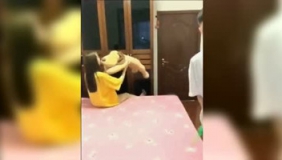 二货恶搞女友，笑死我了，看着都疼啊