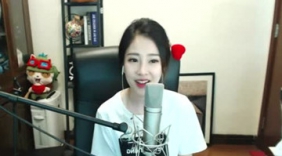 冯提莫演唱《丝路》伤感情歌女声版本更好听