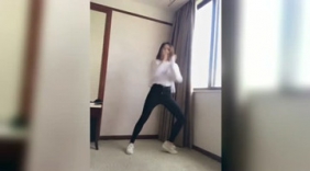 90后美女护士在家热舞！紧身裤舞蹈太好看了！