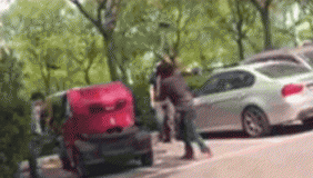 实拍三名男子街头当众砸车 威胁路人