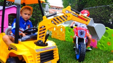 萌娃小可爱的前路被挡住了，小家伙赶紧叫哥哥来帮忙，萌娃：快把你的挖掘机开过来呀！