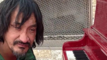 高手在民间，国外版流浪大师，这钢琴弹得太到位了！