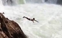 【拍客】实拍 牛人跳到激流中游泳