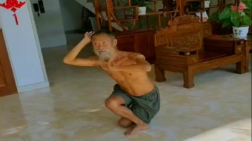 高手在民间，80岁的老大爷，没想到舞姿这么优美！