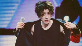 蔡徐坤跳舞动作太大，黑色背心不慎滑落，看到这个粉丝瞬间炸了