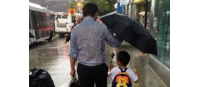【拍客】父亲全身湿透"为儿撑伞" 感动全球无数网友
