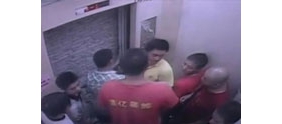 【拍客】监拍十一人被困电梯内砸墙挖洞自救逃生