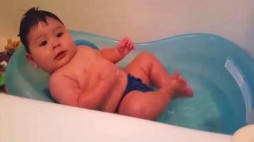 萌娃玩水搞笑瞬间合集！夏天萌娃遇到水就如同被摸到了痒痒肉！