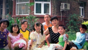 守护儿童村17年，至今未婚的她是许多孩子的妈妈