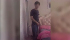 萌妹子恶搞男友专辑，风油精整蛊笑得肚子疼！