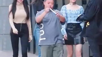 街拍：小伙有眼光哦