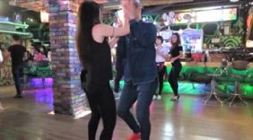 大光头和性感美女的贴身舞蹈