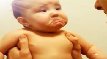 真是超级坏奶爸，不懂宝宝开心就算了，还这样吓唬宝宝，宝宝委屈