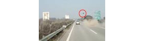 实拍蒙山货车爆胎惊险瞬间 车胎飞出砸坏后面车辆