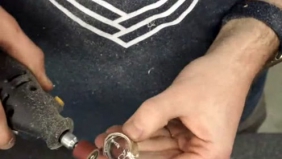 一个月3万的木工牛人现场展示木片做戒指的绝活，看完服了，厉害