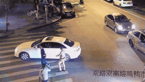 实拍新郎遭恶搞穿女士内衣游街