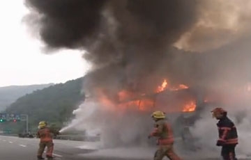 【拍客】温州高速大客车变“火车” 21人险中逃生