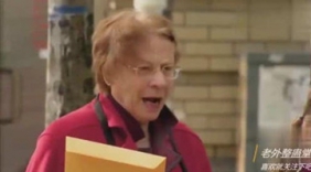 国外爆笑街头恶搞：警察跌进“地狱”