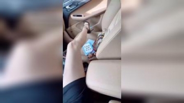 #街拍小姐姐尴尬了，鞋子不听话啊