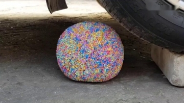 趣味脑洞实验：牛人驾驶小汽车VS玩具水枪