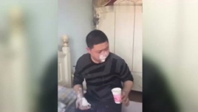 小伙睡觉惨遭老婆这样恶搞，太惨了啊