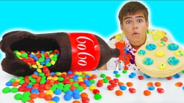 奇怪，萌娃小正太的可乐怎么变成巧克力？是小萝莉变的魔法吗？儿童亲子益智趣味游戏玩具故事