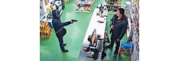 【拍客】超市老板正在看枪战片 突遭劫匪入店打劫