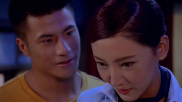 绝命航班：帅哥来到航班后面，看着周围没人，偷偷找到空姐！