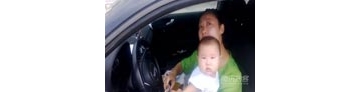 【拍客】年轻女子抱婴儿高速路驾车震惊交警