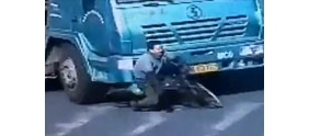 【拍客】骑单车人被卡车撞倒在车底，死里逃生没事