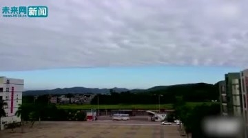 震撼！实拍广东阴阳天奇观 天空分裂美翻网友