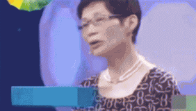 实拍53岁老大妈爱上30小伙受阻 老大妈和与小伙父亲激烈辩论